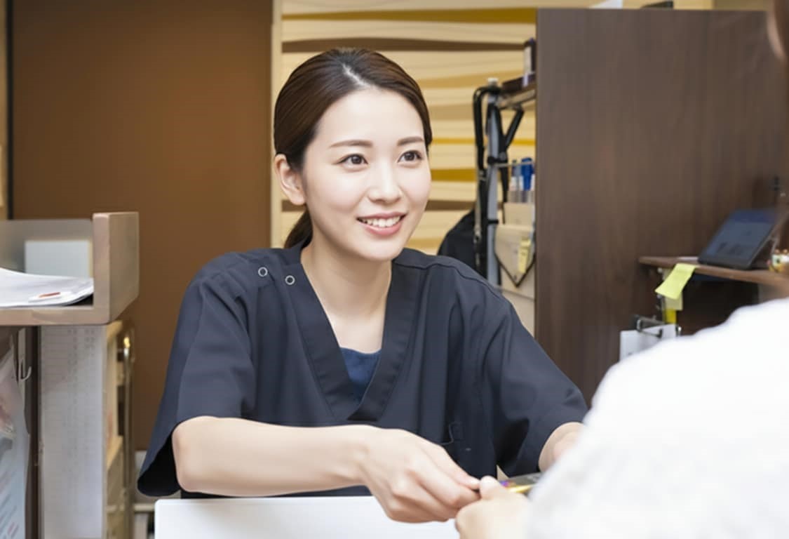受付対応する女性スタッフ